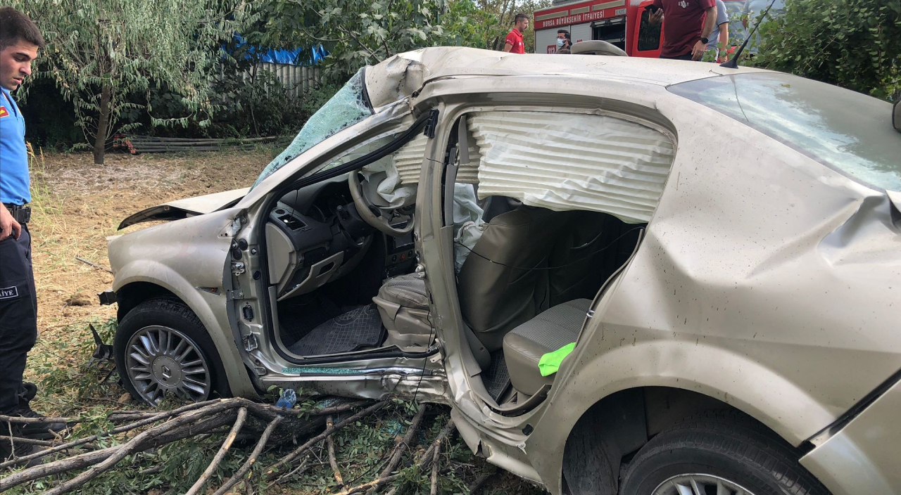 Kontrolden çıkan otomobil tarlaya uçtu